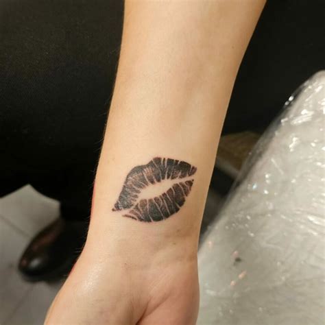 20 Flawless Lips Tattoo Ideas That Will Make You Pucker Up 20 Flawless Lips Tattoo Ideas That Will Make You Pucker Up