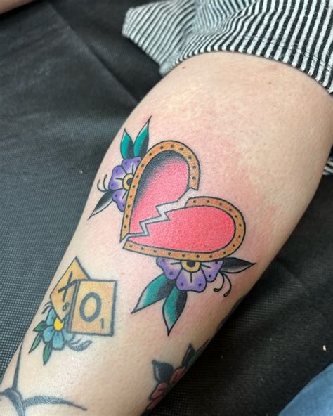25 Aesthetic Broken Heart Outline Tattoo Ideas To Try Tattoosofasia