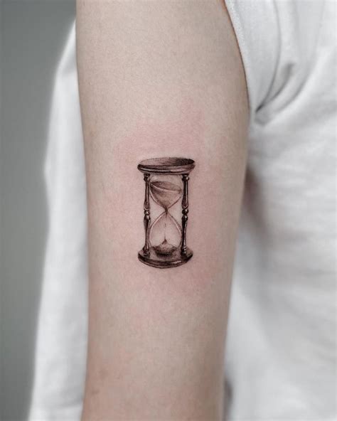 30 Hourglass Tattoo Designs For Eternal Beauty