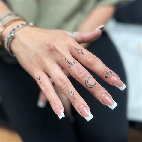 34 Pretty Finger Tattoo Design Ideas From Minimalist To Maximalist Hand Tattoos Hand And