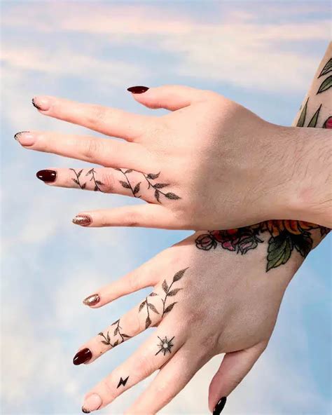 81 Hand Tattoos For Women With Meaning Our Mindful Life Finger Tattoos Hand And Finger