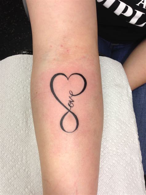An Infinity Heart Tattoo Symbolizes Endless Unending Love And An Unbreakable Bond Merging The Heart S Representation Of Love With The Infinity Symbol S Meaning Of Forever This Powerful Design Can Signify A Range