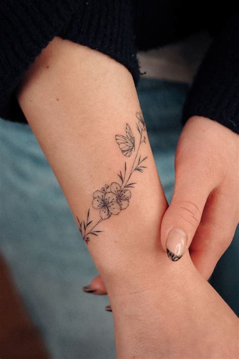 Discover 16 Wrap Around Wrist Tattoos For Women That Feel Like Jewelry