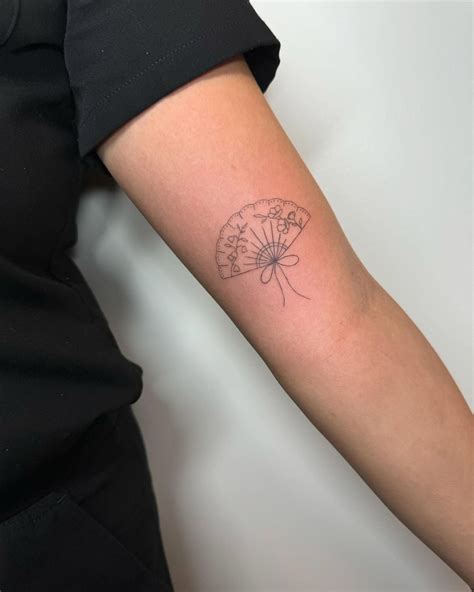 I Am Here For All The Fine Line Tattoos I Have Been Obsessing Over These Fineline Finelinetattooartist Finelinetattoos Singleneedletattoo Smalltattoo