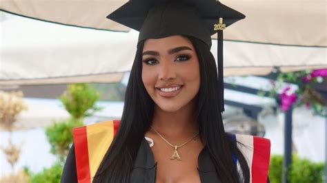 Love Island Usa New Bombshell Andreina Santos Age Job Instagram