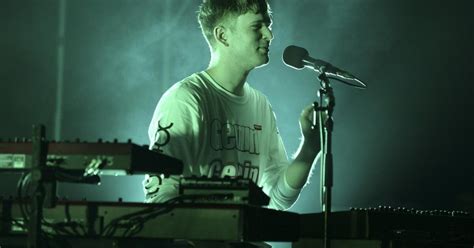 Review James Blake Plays It Both Ways At The Roxy Los Angeles Times