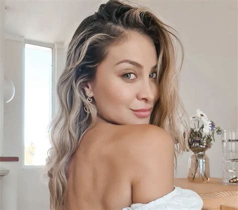 Sabrina Sosa In Bathing Suit Says Amp Quot I Feel Like Travelling All The Time Amp Quot Celebwell