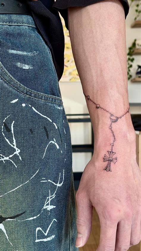 Snake Tattoo Finelinetattoo Customtattoo Fingertattoo Vegantattoo Veganink Tattoo Tattooshop Witchchiktattoo Skyeinkmiami Finelineart Finelineartist Tattoolovers Tattooart