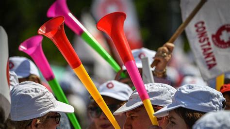 Une Mairie Ach Te Des Vuvuzelas Aux Professeurs Pour Remplacer L Alarme Incendie En Panne