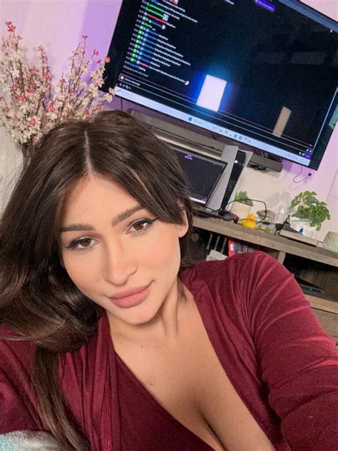 Who Is Fandy What To Know About The Twitch Streamer Who Is Fandy What To Know About The Twitch Streamer